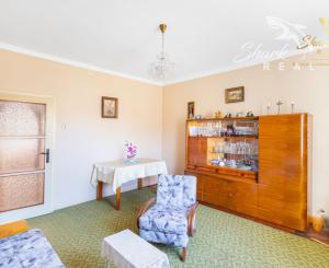 !ZNÍŽENÁ CENA! 6-izbový rodinný dom s veľkým pozemkom v Komjaticiach