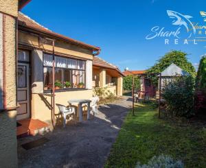 !ZNÍŽENÁ CENA! 6-izbový rodinný dom s veľkým pozemkom v Komjaticiach