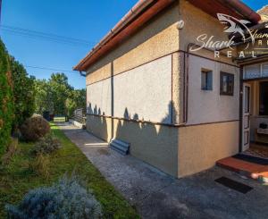 !ZNÍŽENÁ CENA! 6-izbový rodinný dom s veľkým pozemkom v Komjaticiach