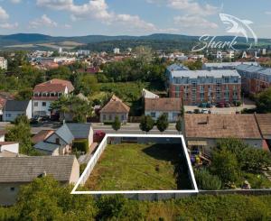 Atraktívny stavebný pozemok pri hlavnej ceste v Piešťanoch