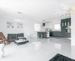 Exkluzívna Novostavba s Pozemkom v Obci Veselé