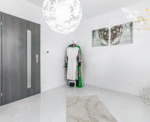 Exkluzívna Novostavba s Pozemkom v Obci Veselé