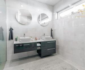 Exkluzívna Novostavba s Pozemkom v Obci Veselé