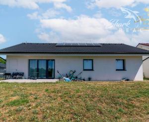 Exkluzívna Novostavba s Pozemkom v Obci Veselé