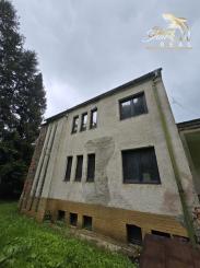 Priestranná budova s bývaním