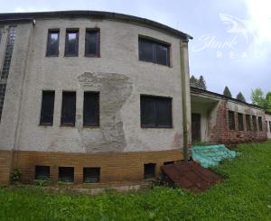 Priestranná budova s bývaním