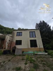 Priestranná budova s bývaním