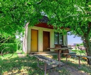 ZNÍŽENÁ CENA - EXKLUZÍVNE: Na predaj záhrada s chatkou – na skok od Trnavy!