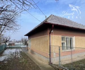 Rodinný dom s 20á pozemkom v obci Semerovo