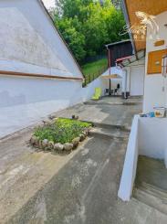 Malebná romantická chalupa pod lesom