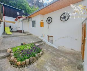 Malebná romantická chalupa pod lesom