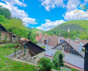 Malebná romantická chalupa pod lesom