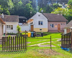 Malebný romantický domček pod lesom