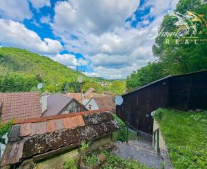 Malebný romantický domček pod lesom