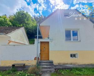 Malebný romantický domček pod lesom