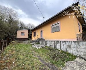 PREDANÉ - RD - Chalupa pri potôčiku / Nová Baňa