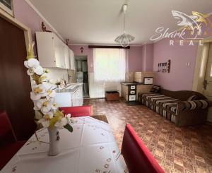 PREDANÉ - RD - Chalupa pri potôčiku / Nová Baňa