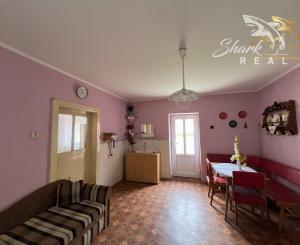 PREDANÉ - RD - Chalupa pri potôčiku / Nová Baňa