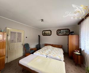 PREDANÉ - RD - Chalupa pri potôčiku / Nová Baňa