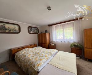 PREDANÉ - RD - Chalupa pri potôčiku / Nová Baňa