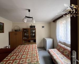 PREDANÉ - RD - Chalupa pri potôčiku / Nová Baňa