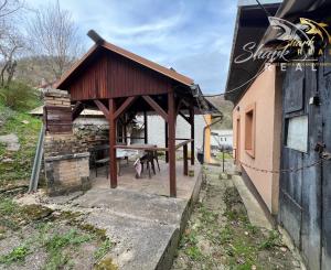 PREDANÉ - RD - Chalupa pri potôčiku / Nová Baňa