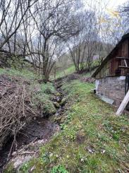 PREDANÉ - RD - Chalupa pri potôčiku / Nová Baňa