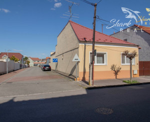 Čiastočne zrekonštruovaný dom vo výbornej lokalite s garážou