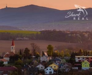 Nádherná záhrada s chatou neďaleko pohoria Tribeč