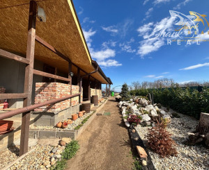 Záhrada s mobilným domčekom