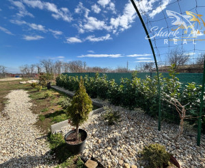 Záhrada s mobilným domčekom