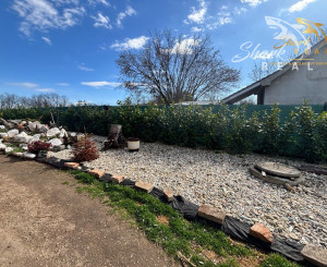 Záhrada s mobilným domčekom