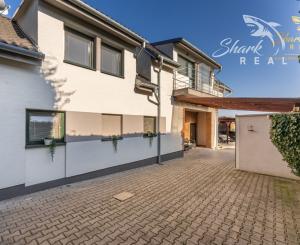 ***VÝNIMOČNÁ NEHNUTEĽNOSŤ LEN 20 km od Trnavy*** úžitková plocha 590 m2***veľký dvor s bazénom a wellnesom***