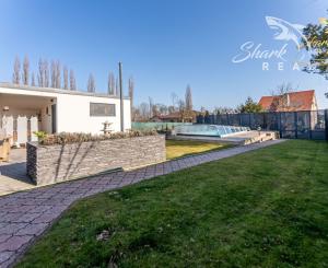 ***VÝNIMOČNÁ NEHNUTEĽNOSŤ LEN 20 km od Trnavy*** úžitková plocha 590 m2***veľký dvor s bazénom a wellnesom***