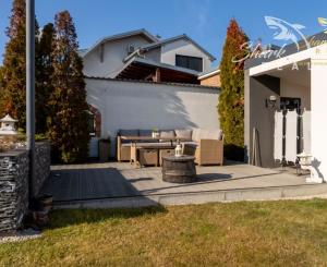 ***VÝNIMOČNÁ NEHNUTEĽNOSŤ LEN 20 km od Trnavy*** úžitková plocha 590 m2***veľký dvor s bazénom a wellnesom***