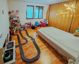 Priestranný rodinný dom v Hornej Strede s veľkým pozemkom