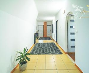 Priestranný rodinný dom v Hornej Strede s veľkým pozemkom