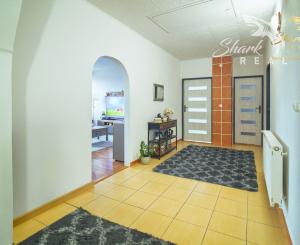 Priestranný rodinný dom v Hornej Strede s veľkým pozemkom