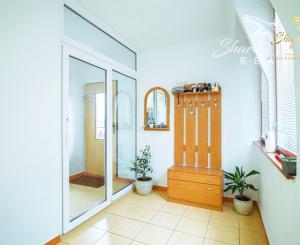 Priestranný rodinný dom v Hornej Strede s veľkým pozemkom