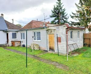 Starší domček s krásnym pozemkom