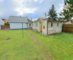 Starší domček s krásnym pozemkom