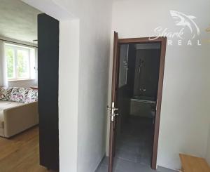 Jedinečná chata v lese, vhodná na investíciu