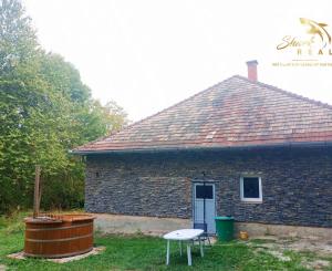 Jedinečná chata v lese, vhodná na investíciu