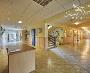Školská budova v centre obce Mostová