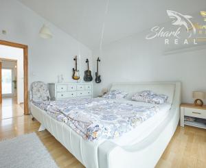 BEZKONKURENČNÁ CENA!  Slnečný 5-izbový rodinný dom na Slnečnej ulici