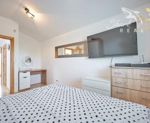 BEZKONKURENČNÁ CENA!  Slnečný 5-izbový rodinný dom na Slnečnej ulici