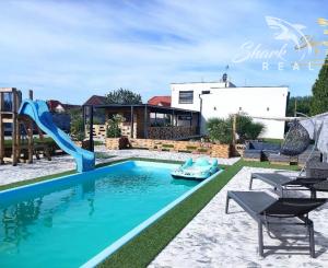 SHARK REAL ponúka výnimočná nehnuteľnosť s bazénom a pozemkom 2500m2