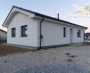 Zaujímavá skolaudovaná novostavba v tichej lokalite blízko mesta