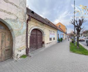 Znížená cena - Jedinečná príležitosť - Historický vinársky dom v samotnom srdci Pezinka