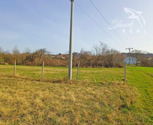 Rovinatý pozemok na predaj v blízkosti prírody